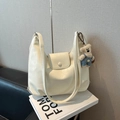 Minimalistische cremeweiße Hobo-Bag aus weichem PU-Leder mit süßem Bärenanhänger - Weiß