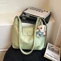 Hellgrüne Schultertasche aus Kunstleder mit süßem Plüschbär-Anhänger Accessoire - Grün