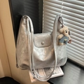 Retro silberne Shopper Tasche mit Metallic-Finish und süßem Bären-Anhänger - Silber