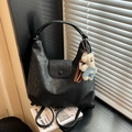 Große schwarze Hobo-Tasche aus mattem Leder mit Bärenanhänger, elegante Vintage-Schultertasche - Schwarz