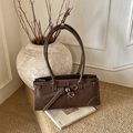Sac à épaule en cuir marron foncé rétro avec boucle sur fond de magazine blanc - Marron