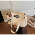 Sac à bandoulière beige à motif litchi avec fermoir argenté et charmant ours en peluche - Blanc Cassé Avec Pendentif