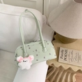Gros plan d'un sac floral vert menthe avec un lapin en peluche blanc sur un canapé blanc - Vert avec Pendentif