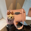 Sac à épaule rose en cuir grainé avec un porte-clés ours en peluche et fermoir argenté - Rose avec pendentif