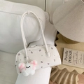 Détail du sac crème à motif floral avec un charmant pendentif lapin en peluche blanc - Blanc avec pendentif