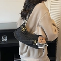 Borsa a sella retrò in finta pelle nera con fibbie dorate e ciondolo di peluche - Con Ciondolo / Nero