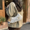 Borsa a sella bianca con fibbia in metallo decorativa e ciondolo orsetto di peluche - Con Ciondolo / Bianco Sporco