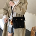 Minimalistische schwarze Beuteltasche in Matt-Optik mit süßem braunem Plüschbär-Anhänger - Schwarz mit Anhänger