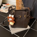 Minimalistische kaffeebraune Eimertasche aus mattem Leder mit süßem Teddybär-Anhänger - Kaffee mit Anhänger