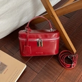 Elegante tiefrote Box-Tasche aus Leder mit silbernen Beschlägen und Schultergurt - Rot