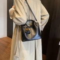 Sac fourre-tout minimaliste noir mat en cuir avec détails dorés et bandoulière - Noir