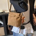 Braune Wildleder-Beuteltasche mit Zierschnalle und Bärenanhänger als Umhängetasche - Braun mit Anhänger