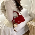 Elegante borsa in pelle scamosciata rossa con catena argento e ciondolo a forma di orso - Rosso con Pendente