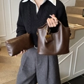 Sac fourre-tout en cuir synthétique marron foncé avec pochette et chaîne dorée - Marron
