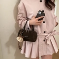 Borsa Boston marrone scuro in pelle opaca con ciondolo a forma di orsetto di peluche - Caffè con Ciondolo