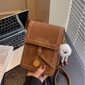 Braune Vintage-Leder-Umhängetasche mit Kontrastnähten und weichem Plüsch-Schlüsselanhänger - Braun mit Anhänger