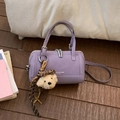 Borsa a mano Boston cilindrica viola con dettagli in argento e ciondolo a forma di orso - Viola Con Ciondolo