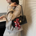 Klassische schwarze Handtasche aus Kunstleder mit rotem Seidenschal und Herzprint-Detail - Schwarz