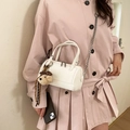 Elegante borsa Boston bianca in ecopelle con tracolla a catena e ciondolo peluche - Beige Con Ciondolo