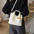 Sac à main élégant en cuir blanc ivoire avec breloque mini sac doré et bandoulière - Blanc