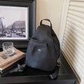Mochila versátil de nailon negro en forma de gota con bolsillos de varias capas y logo metálico - Negro