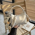 Minimalistische weiße Handtasche aus Leder mit verstellbarem Gurt und kleinem Pferdeanhänger - Cremeweiß Mit Anhänger