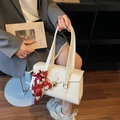 Weiße Leder-Schultertasche mit goldener Schnalle und rotem Seidentuch mit Herzmuster - Cremeweiß