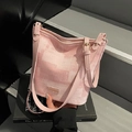 Rosafarbene Eimertasche mit Textur, Lederriemen und modischem Etikett-Detail - Rosa