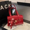 Elegante rote Brauthandtasche aus Lackleder mit Goldschloss und bedrucktem Herz-Seidenschal - Burgunderrot