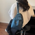 Bolso bandolera versátil azul oscuro de nailon con correa ajustable y tela impermeable - Azul
