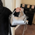 Minimalistische silberne Umhängetasche mit Pferdeanhänger und schmalem Schultergurt - Silber (Mit Anhänger)