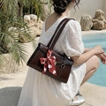 Elegante dunkelbraune Retro-Schultertasche mit Herzprint-Schal für den Outdoor-Resort-Stil - Kaffeebraun