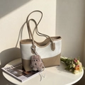 Sac fourre-tout chic en toile et cuir kaki avec un mignon pendentif chien en peluche - Blanc avec pendentif