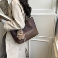 Grand sac cabas marron foncé en toile et cuir avec un joli pendentif ours en peluche - Café avec Pendentif