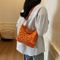 Borsa a tracolla arancione in macramè con nappe per un perfetto look bohémien estivo - Arancione
