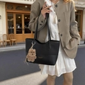 Borsa tote classica in pelle nera con ciondolo a orsetto marrone per un uso quotidiano trendy - Nero con ciondolo