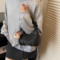 Schwarze Hobo-Tasche mit Faltenverschluss, Silberkette und Plüschbär-Anhänger - Mit Anhänger-Stil / Schwarz mit Anhänger