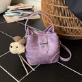 Violette Eimer-Tasche aus Wildleder mit silberner Schnalle und Plüschschaf-Anhänger - Mit Anhänger / Lila