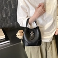 Schwarze PU-Leder Beuteltasche mit silbernem Drehverschluss und Plüschbär-Anhänger - Mit Anhänger / Schwarz