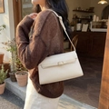 Petit sac bandoulière beige vintage avec boucle en métal porté par un mannequin - Blanc Cassé