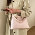 Borsa tote in pelle verniciata rosa con trama stropicciata e ciondolo in peluche bianco - Rosa con ciondolo