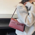 Sac bandoulière carré chic en cuir bordeaux avec boucle métal et bandoulière - Bordeaux