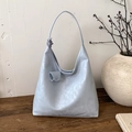 Minimalistische hellblaue Tragetasche im Hobo-Stil mit einem kleinen passenden Anhänger - Blau