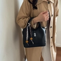 Sac seau classique en cuir noir mat avec poignée en foulard de soie et fermoir argenté - Noir