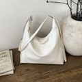 Schicke elfenbeinfarbene Schultertasche aus Kunstleder mit Metallkette und verstellbarem Gurt - Weiß
