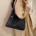Schicke schwarze Kunstleder-Einkaufstasche mit eleganter Silberschnalle und Schultergurt - Schwarz