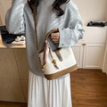 Sac seau bicolore beige et marron en cuir avec foulard imprimé et perles en bois - Blanc et Marron