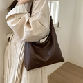 Minimalistische große Schultertasche aus dunkelbraunem Schokoladen-Kunstleder - Braun