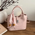 Sac seau rose avec décoration en foulard de soie et détail de fermoir rotatif argenté - Rose