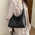 Große schwarze Hobo-Tasche aus Leder für Damen mit verstellbarem Gurt und Ziernähten - Schwarz
